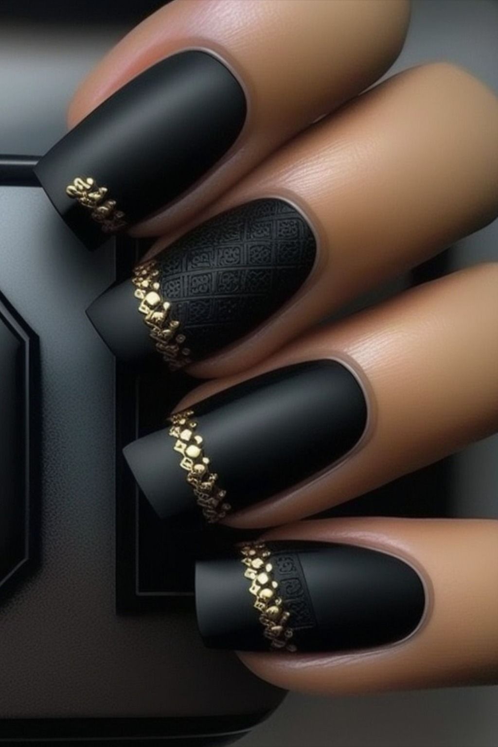 Chic Black And Gold Nails Ideas