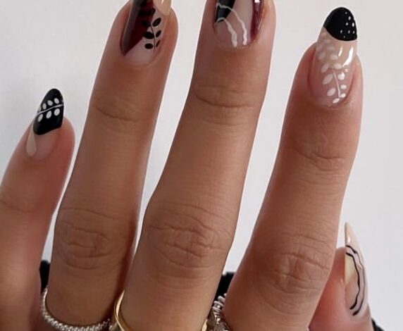 Sophisticated Autumn Leaves Nails Ideas